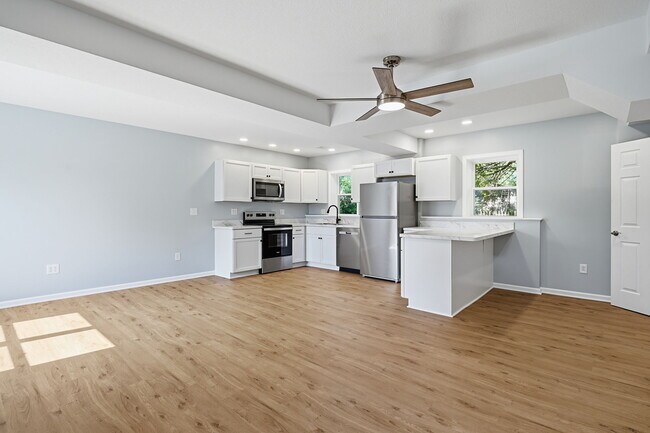 Cocina completa, electrodomésticos nuevos. - 720 Hurd Ave