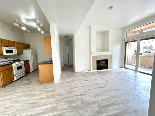 Foto del edificio - BEAUTIFUL GATED SOUTHWEST CONDO. 3 BEDS AND 2 BATHS. GROUND FLOOR.