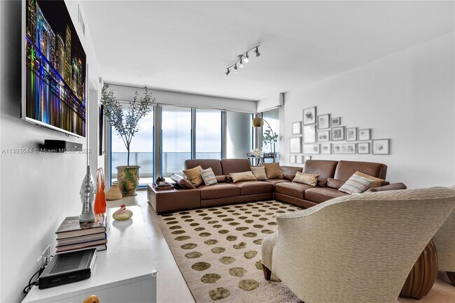 Building Photo - 2627 S Bayshore Dr
