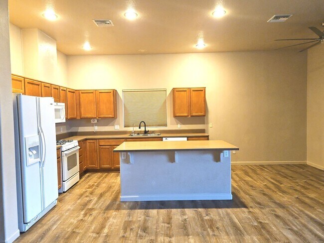 Building Photo - 4 bedroom for lease in Picacho subdivision
