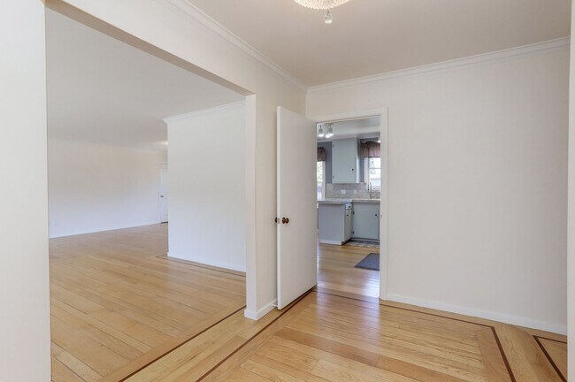 Building Photo - 4 Bed / 3 Bath Burlingame home near excell...