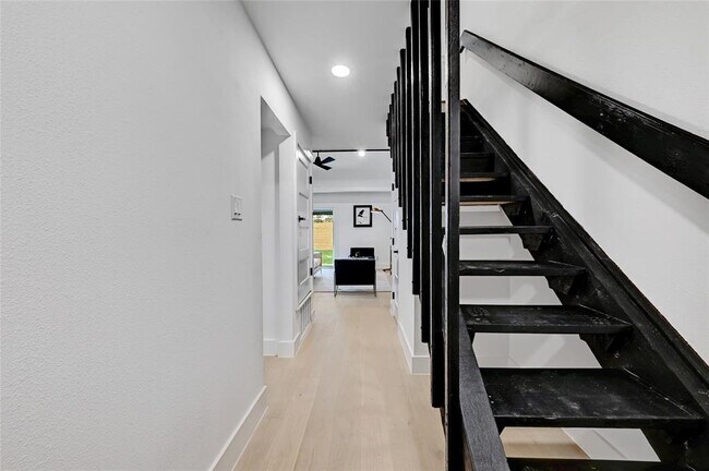 Building Photo - 6807 Woodhue Dr