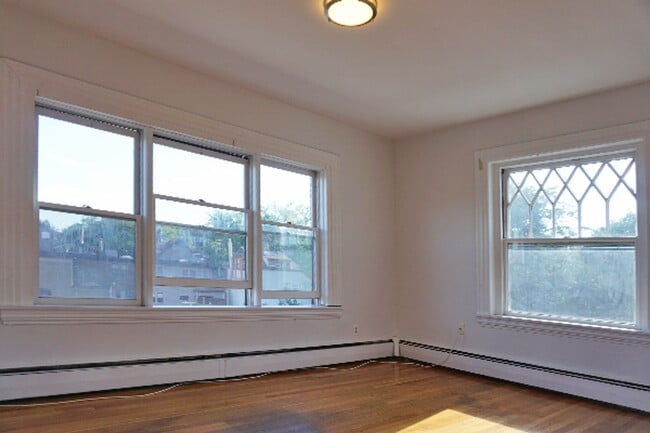 Building Photo - 9/1 No Fee! Sunny 3-4BR/1BA right in Porter Sq!