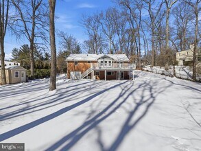 Building Photo - 3033 Sylvan Dr