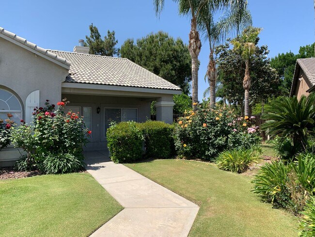 Building Photo - River Oaks Area Stockdale Highway & Buena Vista 93311 4+2 $2600