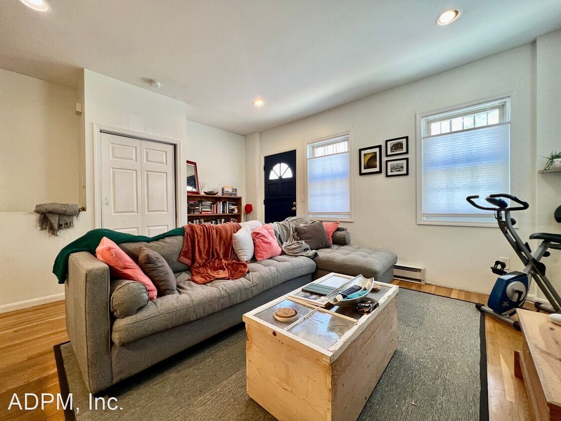 Primary Photo - 2 br, 1.5 bath House - 402 Bunker Hill Str...