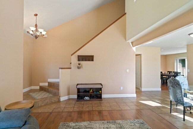 Building Photo - Beautiful 3 Bedroom 2.5 bath home with 2 c...