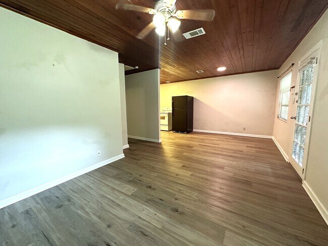 Foto del edificio - NICE TMH Area 1/1 w/ Hard Floors, Washer/D...