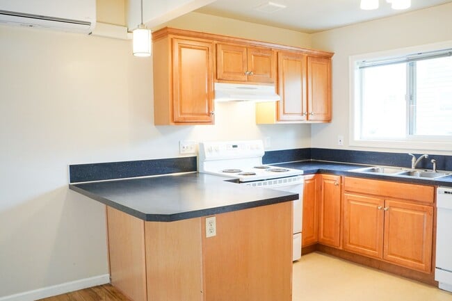 Building Photo - Updated Vintage 2Bed Courtyard Flat w/Hard...