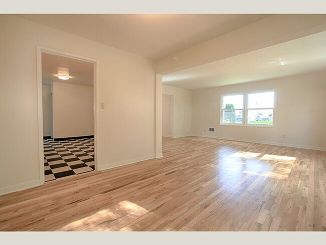Building Photo - Spacious 3 Bedroom Townhome in Cedar Hills!