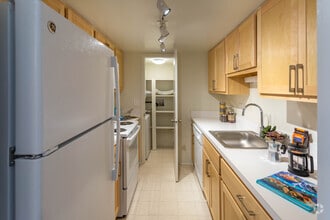 2 BR, 1 BA - Golden Maple - 940 SF - Kensington Manor Apartments
