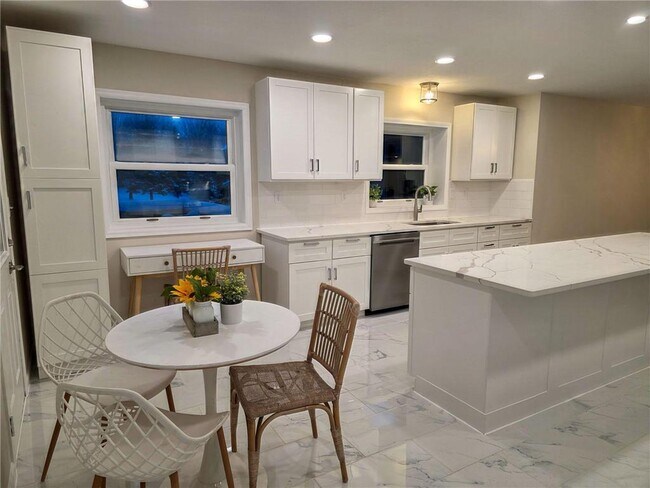 Foto del edificio - 8301 Lawndale Ln N