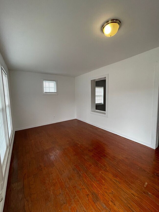 Building Photo - 3 Bedroom, 1 Bath House in Columbia!