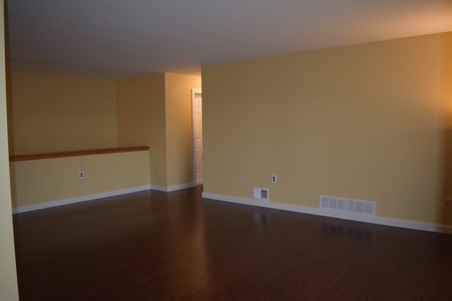 Building Photo - 143 Beverly Hills Ter