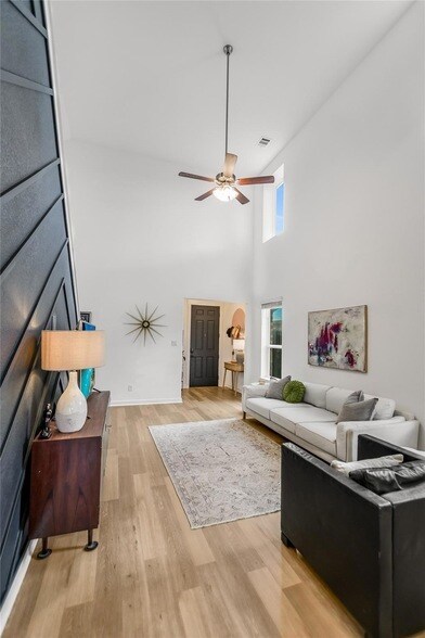 Foto del edificio - 616 Pheasant Hill Ln