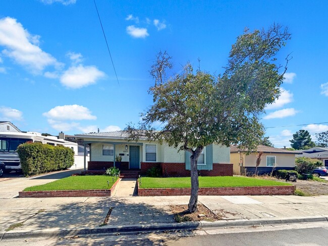 Building Photo - Gorgeous 3B/2BA house w/ Large Backyard, A...