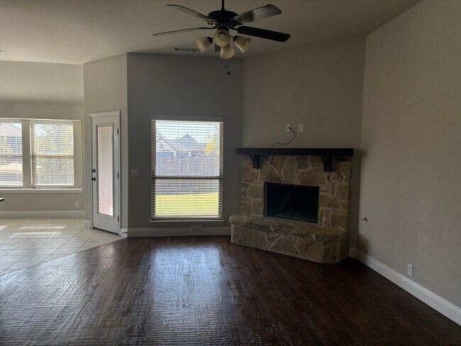 Building Photo - Beautiful 3/2/2 Minutes from Sherman's Tow...