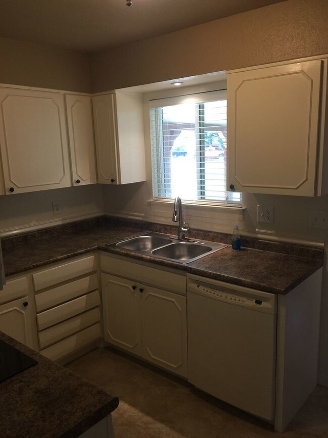 Building Photo - 3 br, 1.5 bath House - 303 Linda Circle