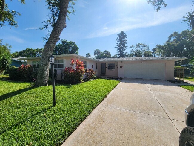 Building Photo - Beautiful 3+ Bed 3 Bath Beachside Pool Home