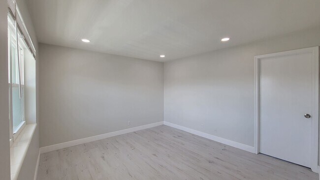 Foto del edificio - Remodeled  One Bed One Bath Close to the B...