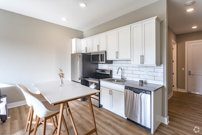 Studio, 1 BA - 532 SF - Cedar Valley Luxury Apartments