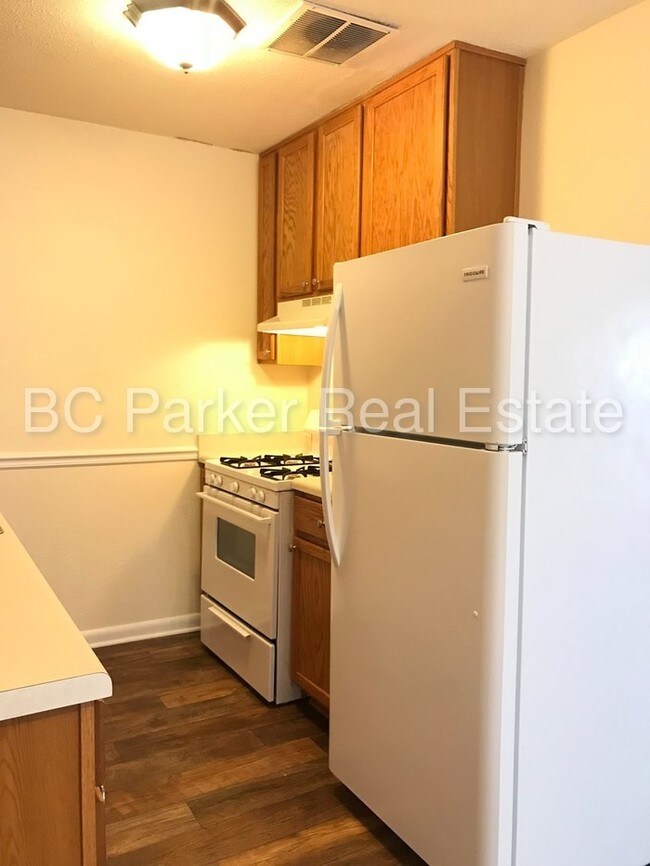 Building Photo - 2 Bedroom 1 Bath - Apartment