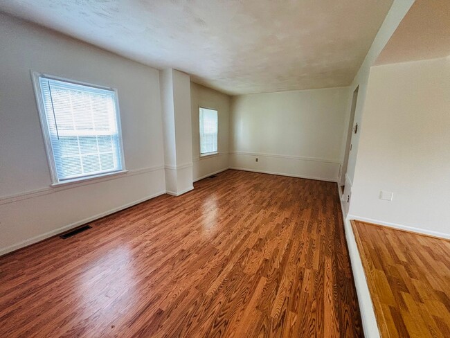 Building Photo - 3 Bedroom 2 Full Bathrooms 2 Half Bathrooms Townhouse