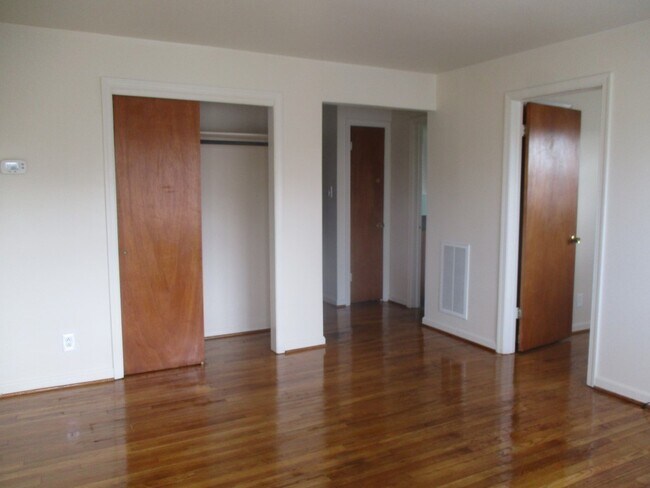 Building Photo - 110 Longhill Road, Unit A, Williamsburg, VA  23185 - Available NOW