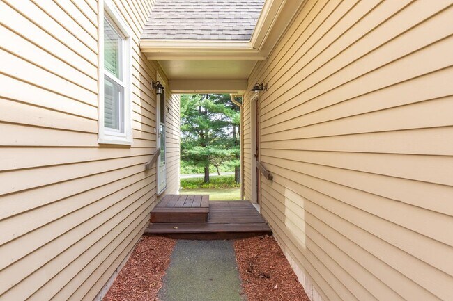 Foto del edificio - 246 Winding Pond Rd