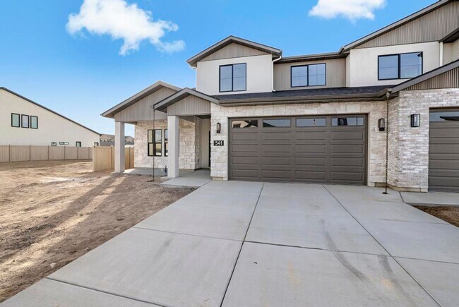 Building Photo - 541 Cyn Fls Dr