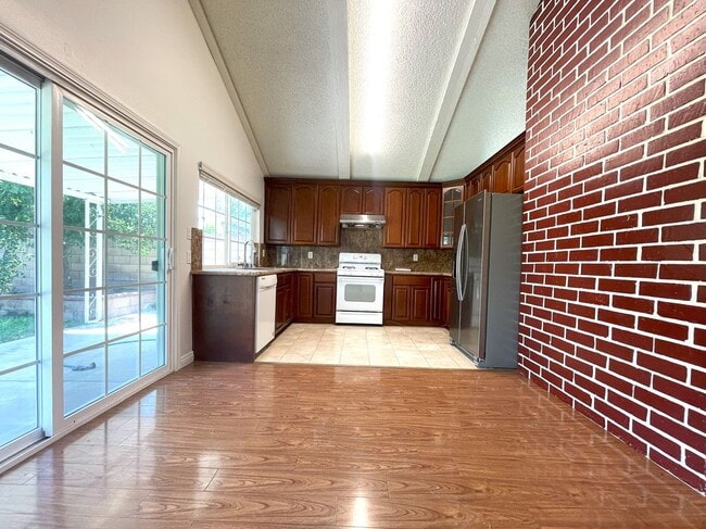 Building Photo - 16712 Stowers Ave