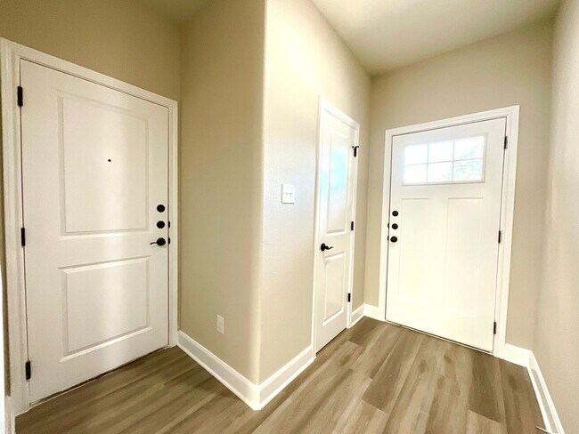 Foto del edificio - **APPLICATION RECEIVED** Three Bedroom Townhome in Prime Location! Close to New IKEA, I-35, Forum...