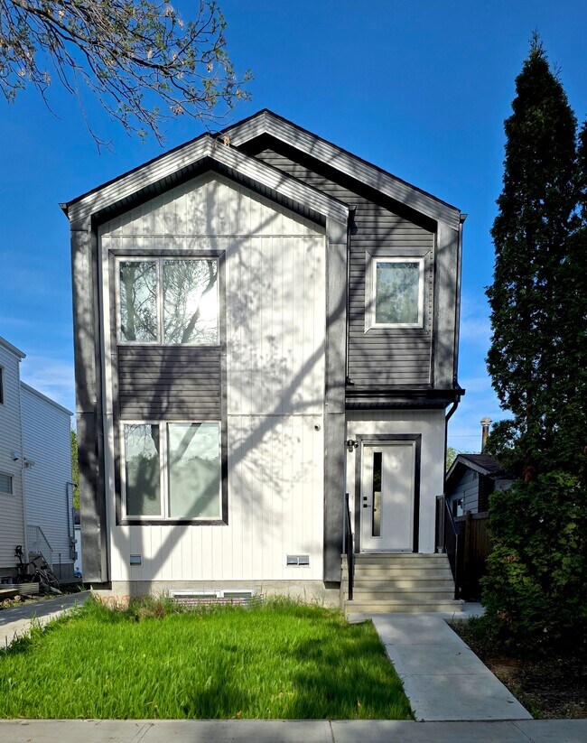 Photo du bâtiment - 11431-11497 97 St NW