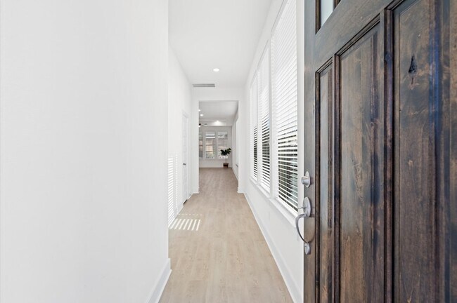Foto del edificio - 325 Mallorn Ln
