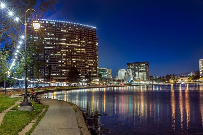 Building Photo - Top-Floor Apartment Near Lake Merritt