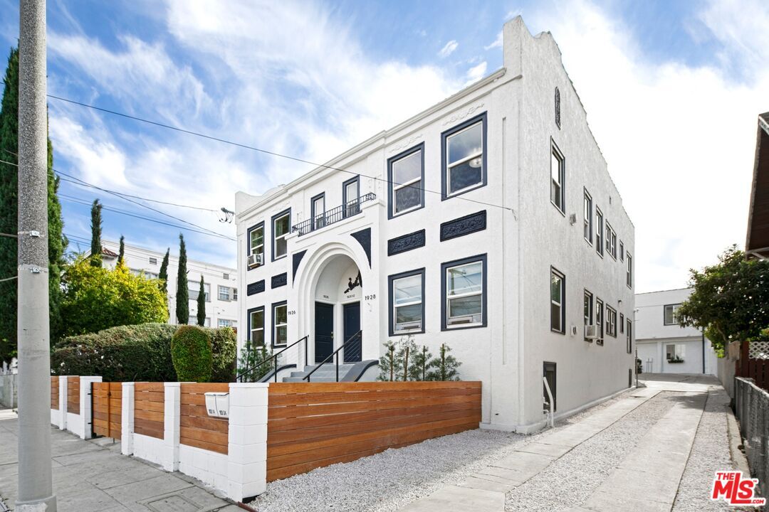 Foto principal - 1928 1/2 Santa Ynez St