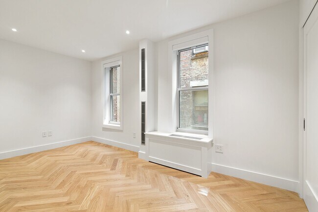 Building Photo - 336 W 95th St