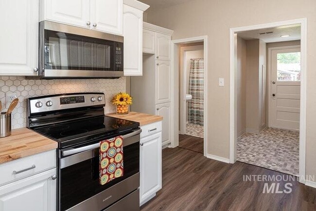 Building Photo - Charming 2 Bed, 1 Bath Single-Family Home with Large Backyard & RV Hookups!