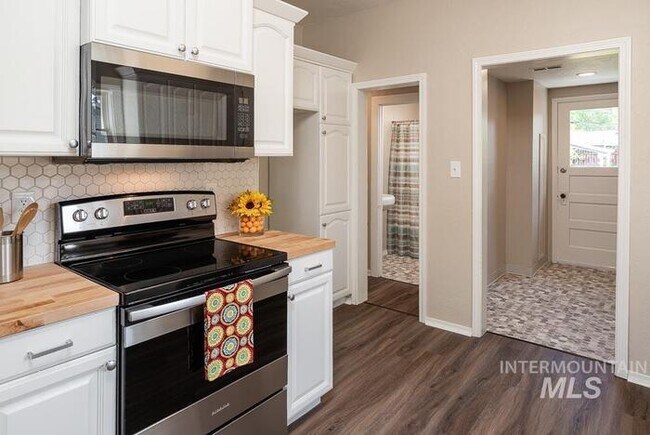 Foto del edificio - Charming 2 Bed, 1 Bath Single-Family Home with Large Backyard & RV Hookups!