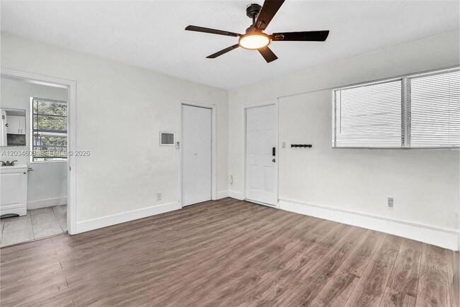 Foto del edificio - 327 NE 55th St