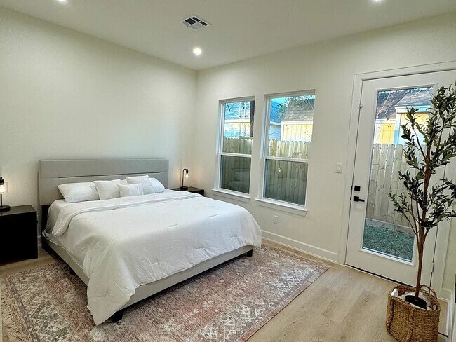 Building Photo - 5125 Van Fleet St