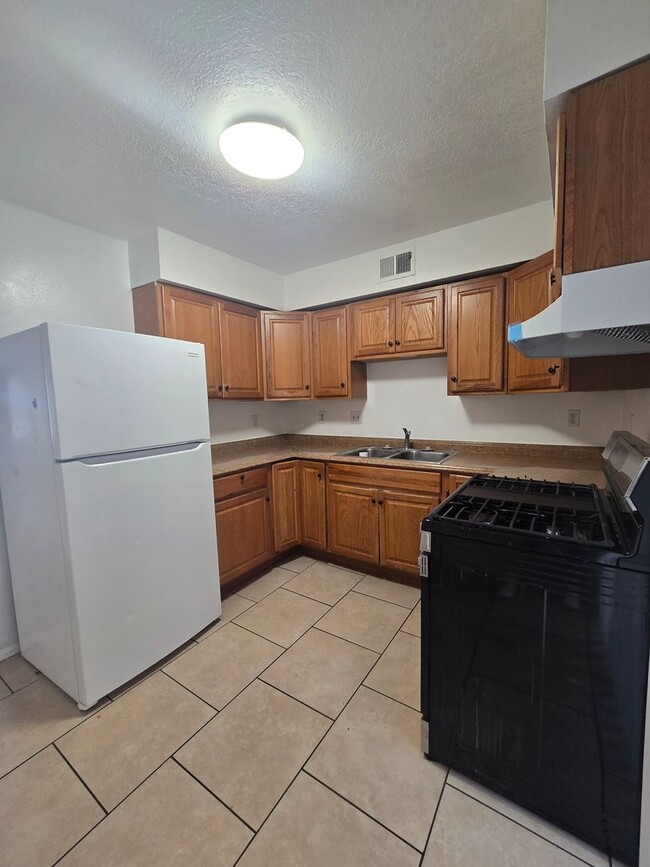 Building Photo - 2 bedroom unit near UNM