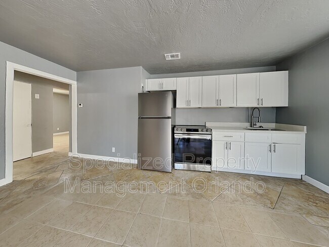Building Photo - 822 Forest Ln