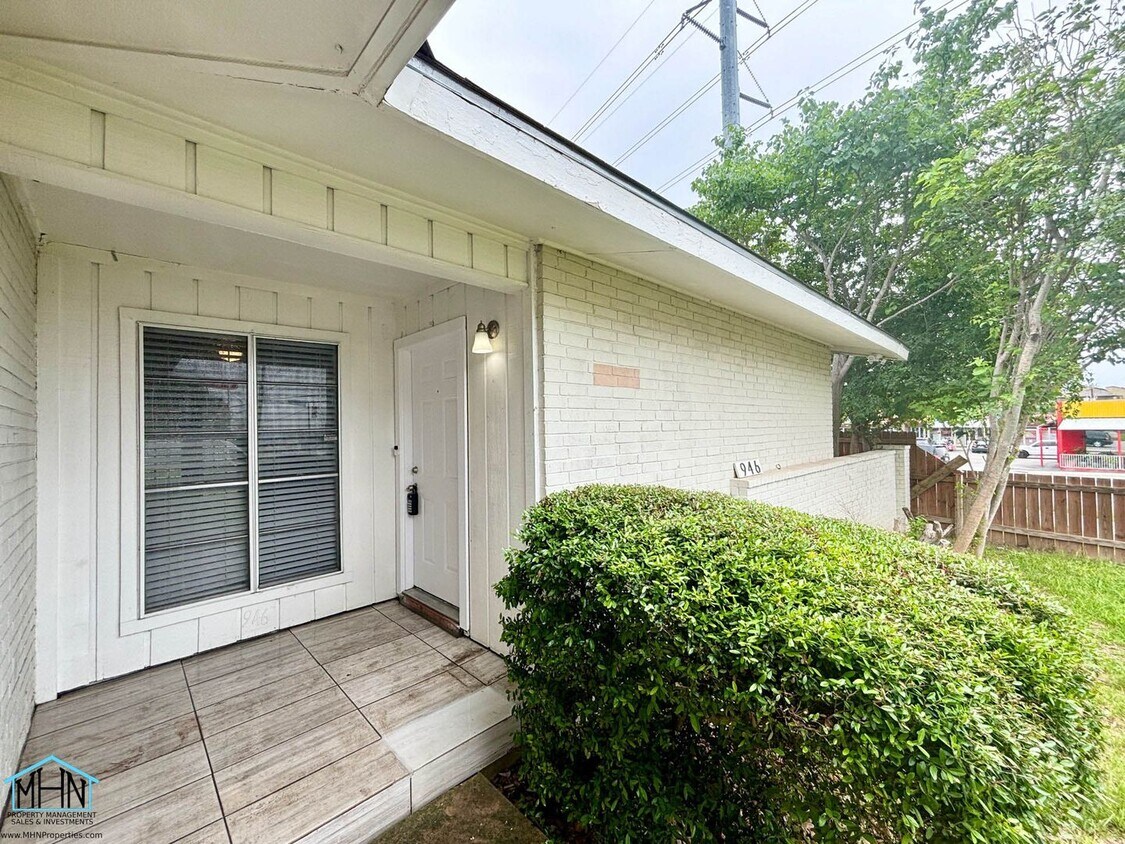 Primary Photo - Nicely updated Duplex in Harmony Hills, ju...