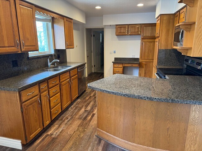 Building Photo - Beautiful Sandy Home for rent(upstairs only)