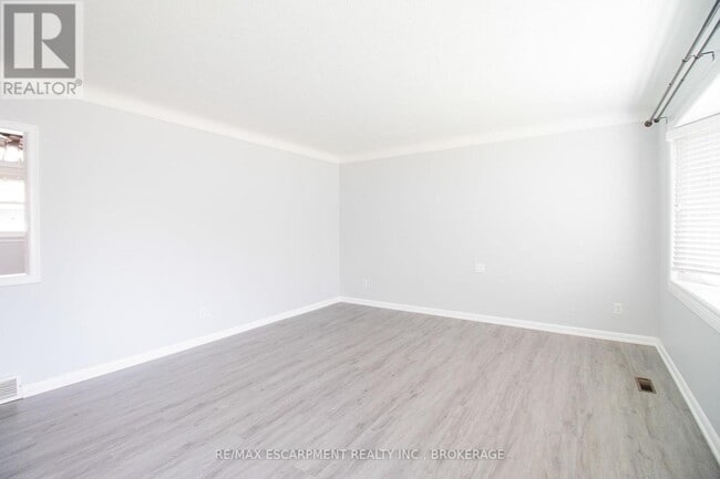 Building Photo - 98 James St