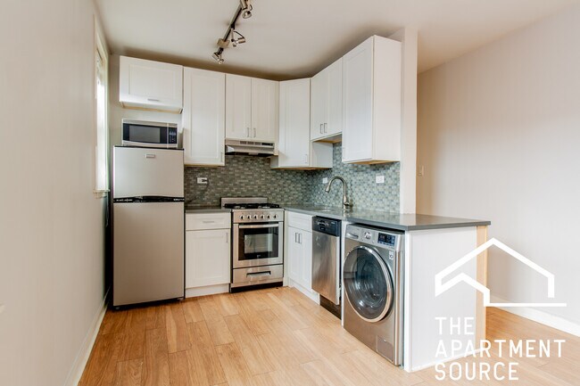 Building Photo - 515 W Belmont Ave