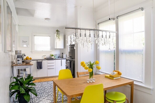 Building Photo - Charming 2BR Spanish Bungalow in Long Beach