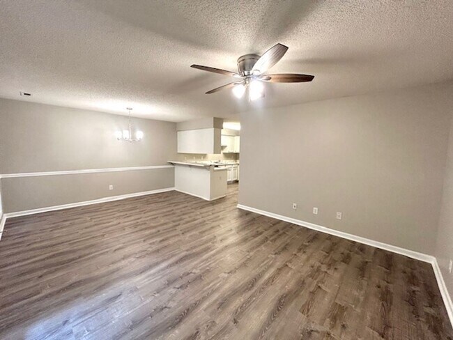 Foto del edificio - 132 Railroad Ridge Rd