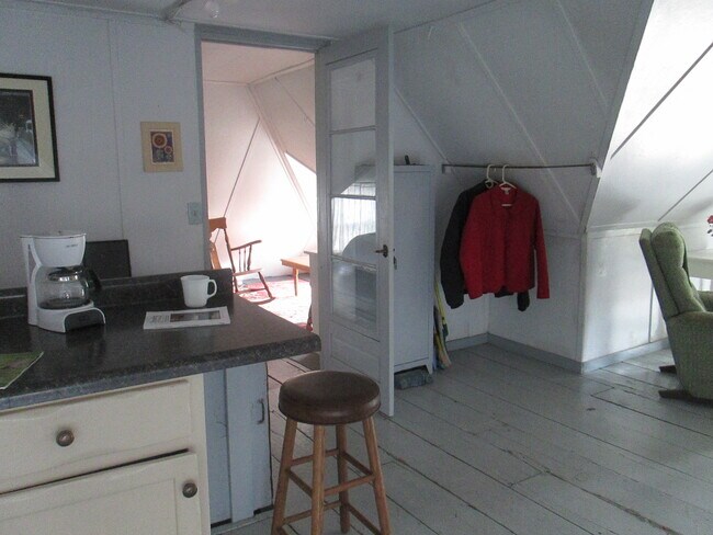 Cocina a zona de escritorio - 109 S Johnson St